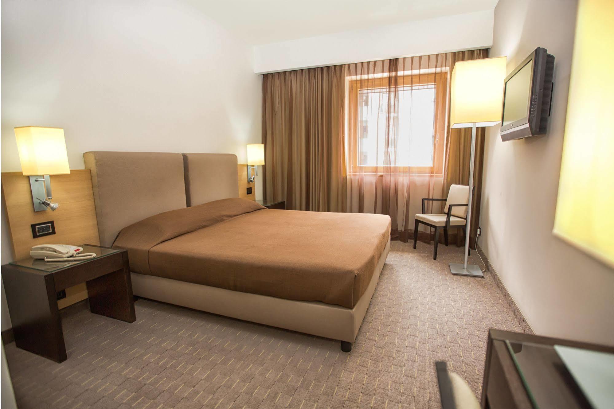 Link Hotel Cosenza Bagian luar foto